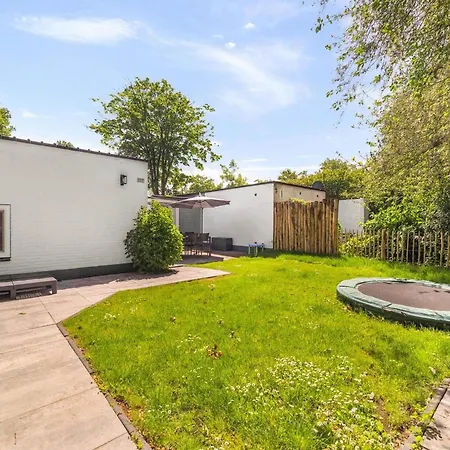 In Sint Maartenszee With Garden Views Feriehus