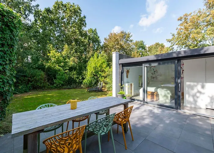 Дом отдыха In Sint Maartenszee With Garden Views *