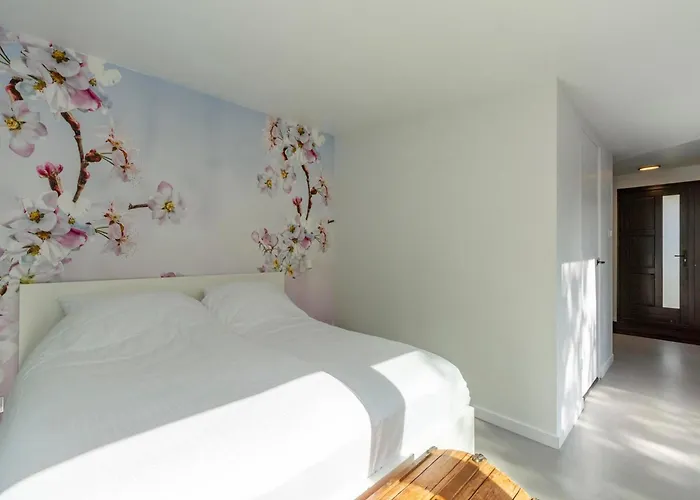 In Sint Maartenszee With Garden Views